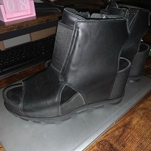 Sorel designer shoe, black leather great condition